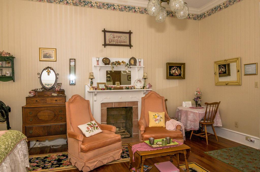 Holly House Of Hamilton Bed and Breakfast Buitenkant foto