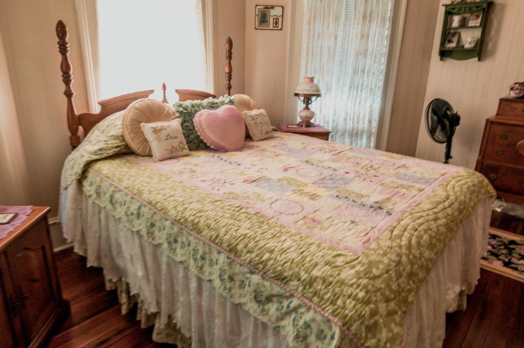 Holly House Of Hamilton Bed and Breakfast Buitenkant foto