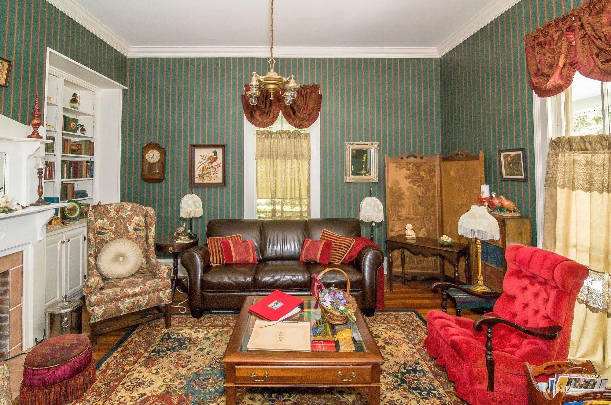 Holly House Of Hamilton Bed and Breakfast Buitenkant foto