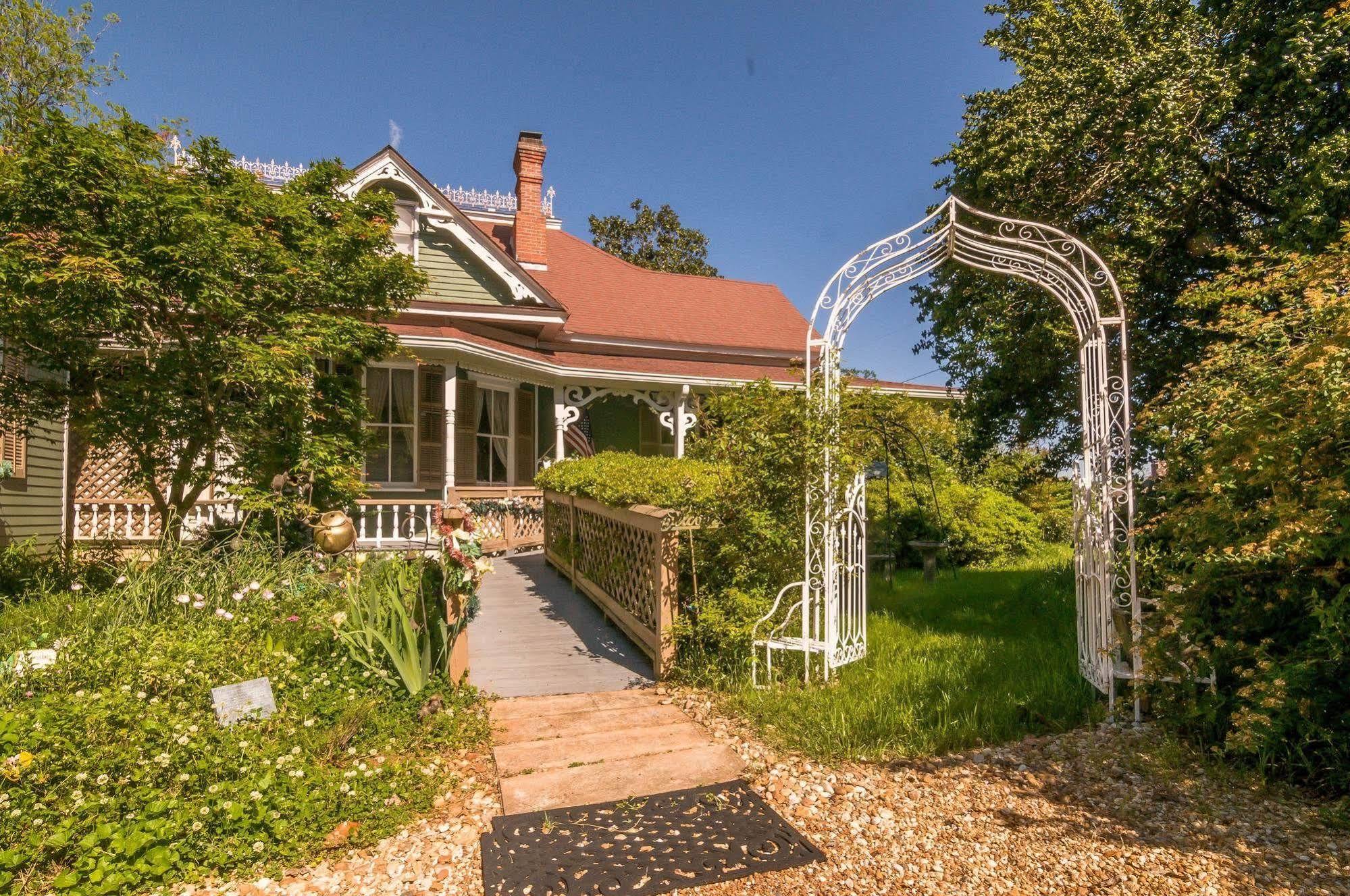 Holly House Of Hamilton Bed and Breakfast Buitenkant foto