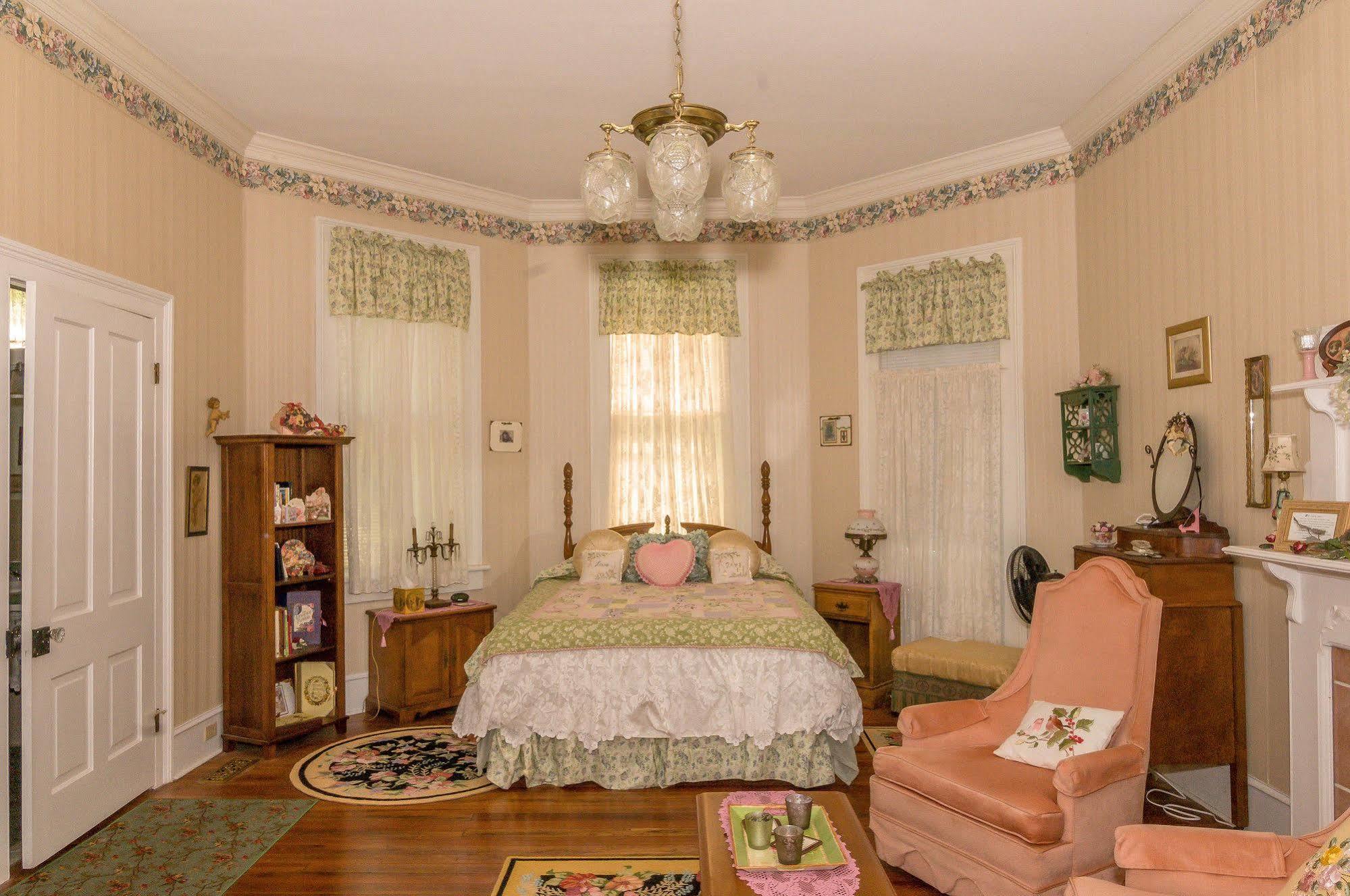 Holly House Of Hamilton Bed and Breakfast Buitenkant foto